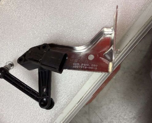 Tesla Model S/X Front Right Air Suspension Sensor 1044941-00-B 11x10x5cm